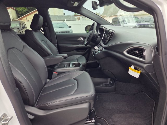 New 2027 Chrysler Pacifica Select FWD image 19
