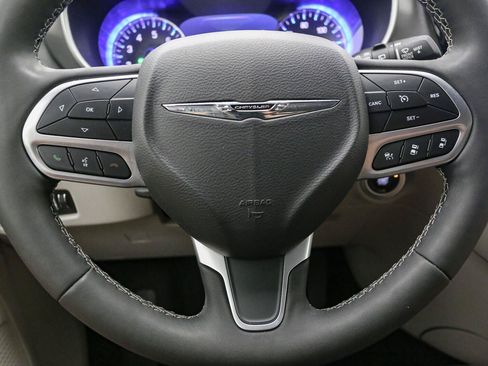 Used 2024 Chrysler Pacifica Touring-L FWD image 32