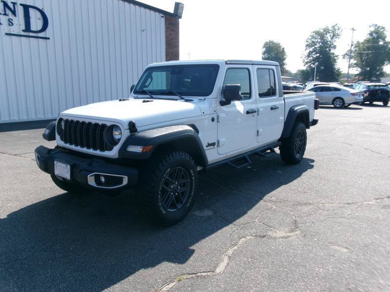 Used 2025 Jeep Gladiator Sport AWD/4WD image 2