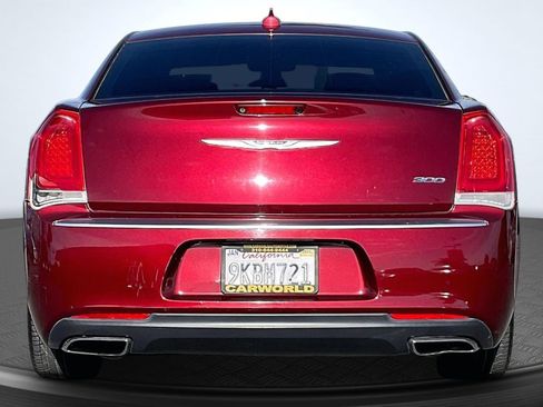 Used 2018 Chrysler 300 Touring w/ Chrome Appearance Package RWD image 4