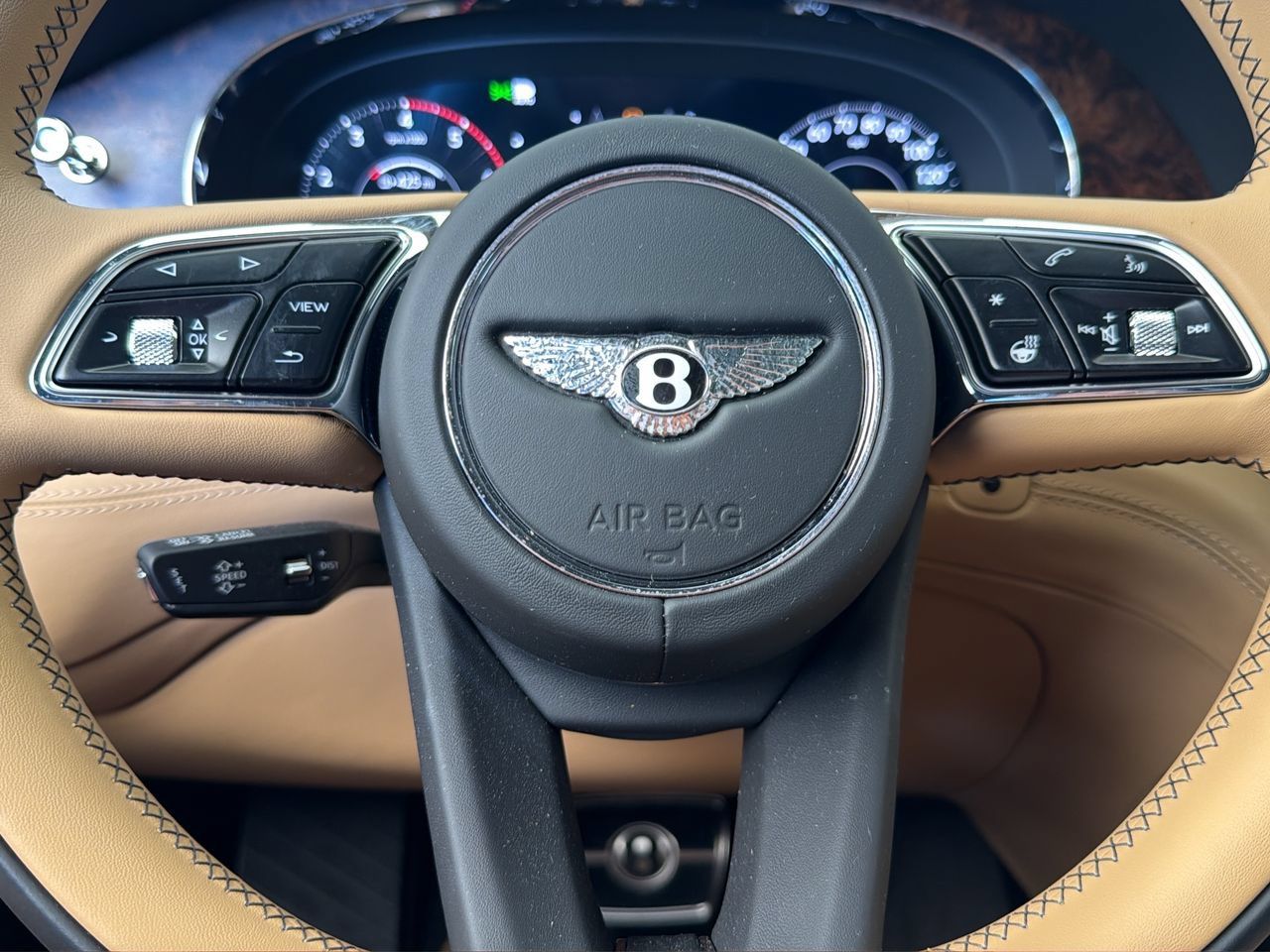 Used 2025 Bentley Bentayga AWD/4WD image 31