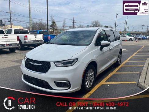 Used 2023 Chrysler Pacifica Touring-L FWD image 3