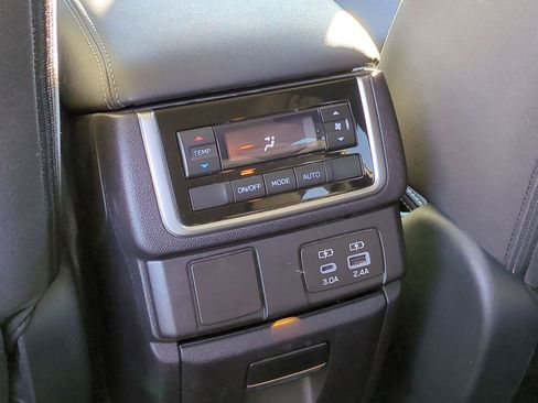 Used 2023 Subaru Ascent Premium w/ Convenience Package image 17