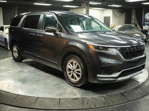Used 2024 Kia Carnival LX image 5