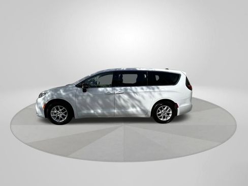 Used 2024 Chrysler Pacifica Touring-L image 4