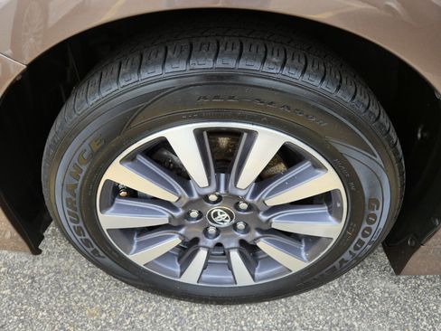 Used 2019 Toyota Sienna Limited Premium FWD image 5