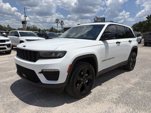 Used 2023 Jeep Grand Cherokee Limited w/ Black Appearance Package AWD/4WD image 3