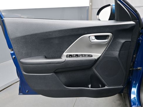 Used 2017 Kia Niro LX image 9