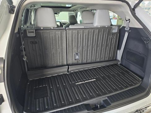 Used 2024 Toyota Highlander Platinum image 16