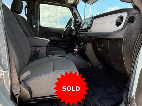 Used 2025 Jeep Wrangler Unlimited Sahara AWD/4WD image 37