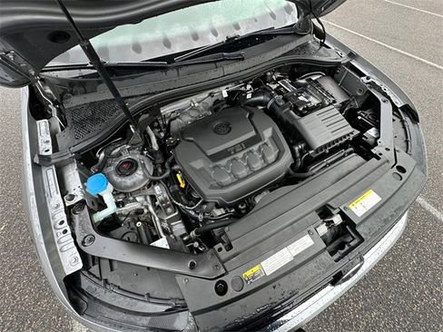 Used 2022 Volkswagen Tiguan SE R-Line image 31