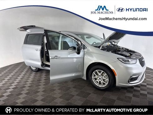 Used 2024 Chrysler Pacifica Touring-L image 13