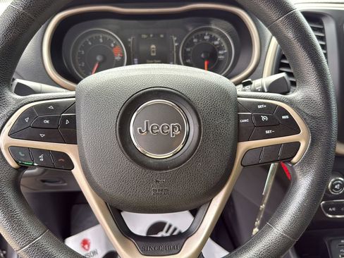 Used 2018 Jeep Cherokee Latitude FWD image 40