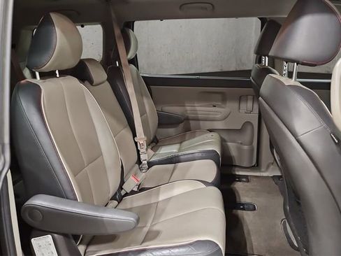 Used 2017 Kia Sedona LX w/ LX Essentials Premium Package image 21