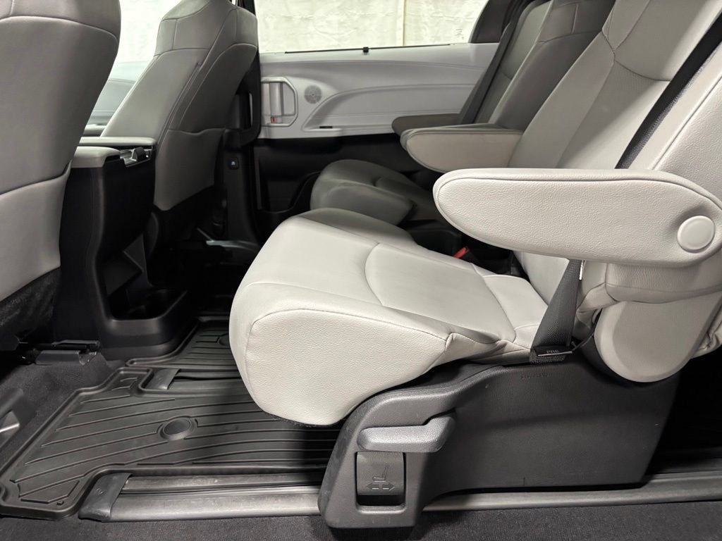 Used 2026 Toyota Sienna XLE AWD/4WD image 47