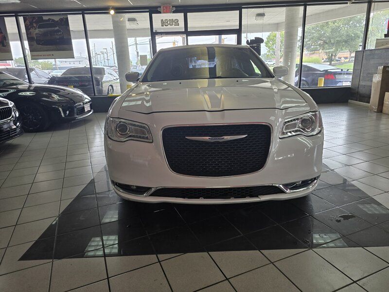 Used 2019 Chrysler 300 Touring w/ Driver Convenience Group AWD/4WD image 3