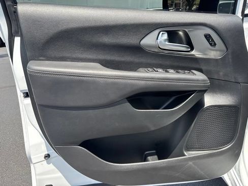 Used 2025 Chrysler Pacifica Select FWD image 17