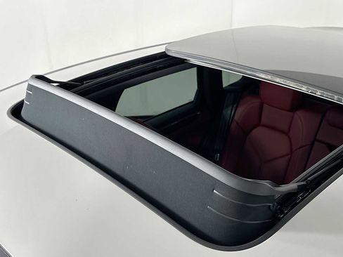 Certified 2025 Porsche Macan image 22