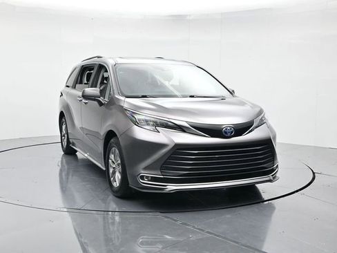 Used 2024 Toyota Sienna XLE image 4