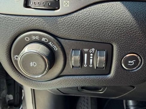 Used 2019 Jeep Cherokee Limited AWD/4WD image 22