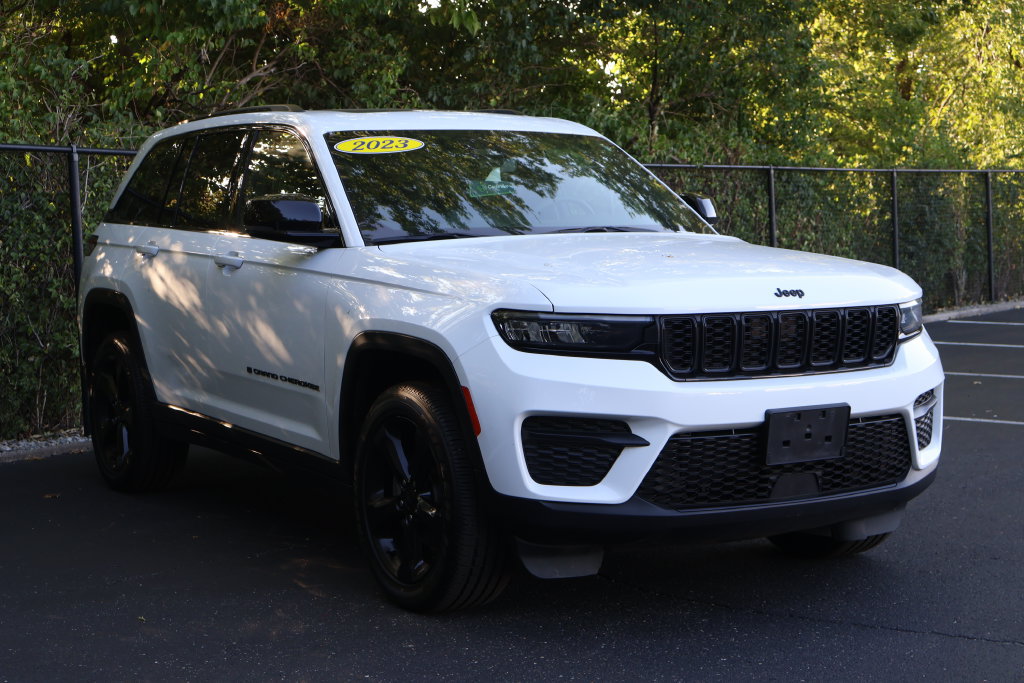 Used 2023 Jeep Grand Cherokee Altitude AWD/4WD image 12