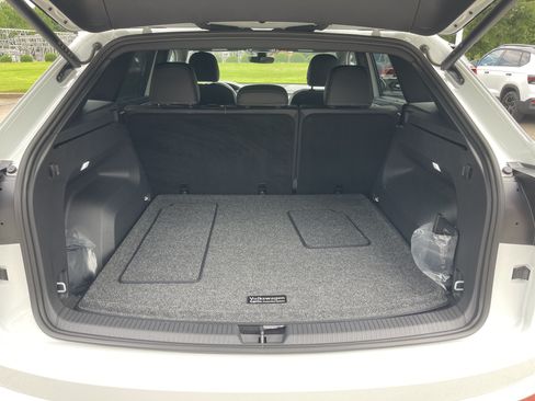 Certified 2025 Volkswagen Atlas Cross Sport SE w/ Panoramic Sunroof Package FWD image 8