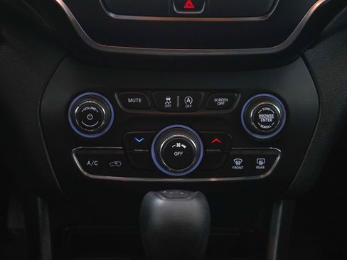 Used 2019 Jeep Cherokee Latitude w/ Popular Appearance Group FWD image 18