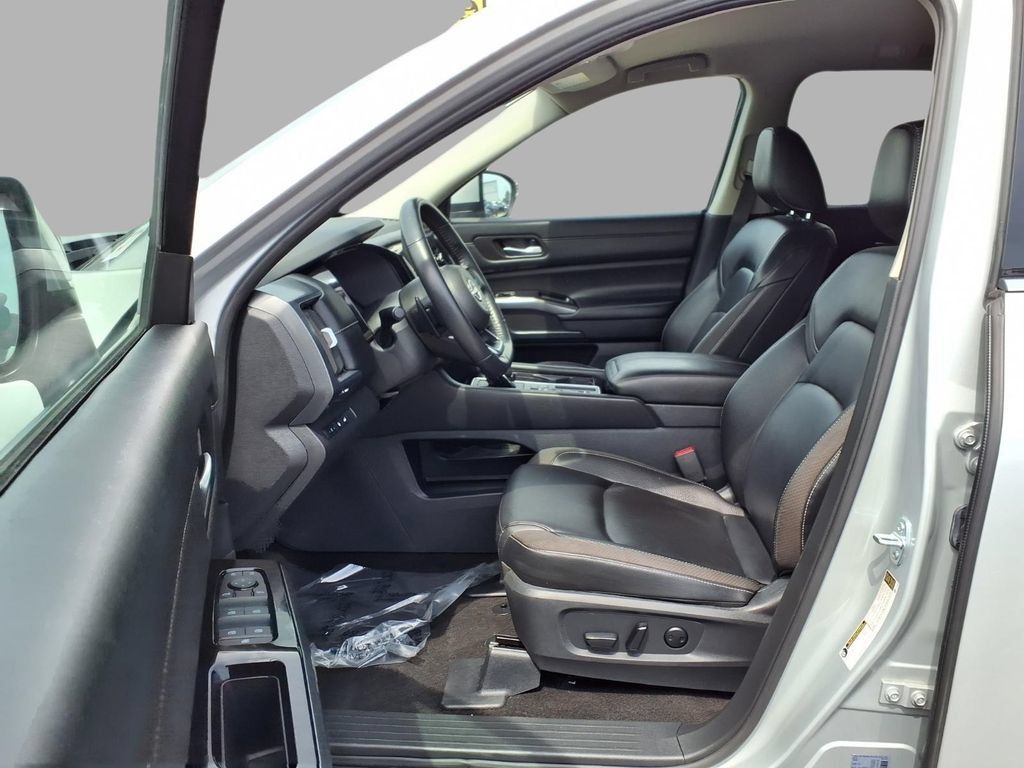 Used 2025 Nissan Pathfinder SL FWD image 22