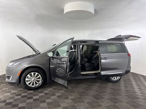 Used 2019 Chrysler Pacifica Touring-L image 13