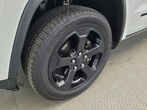 Used 2019 Jeep Grand Cherokee Laredo AWD/4WD image 31