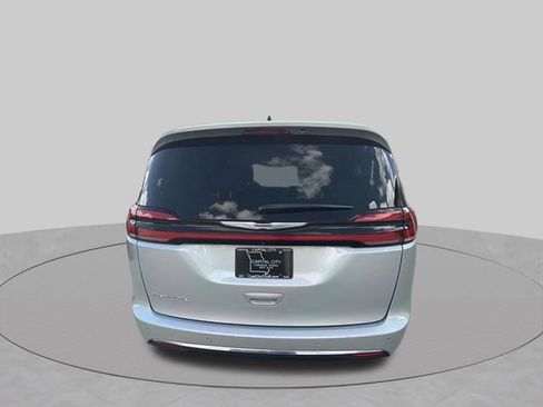 Used 2024 Chrysler Pacifica Touring-L FWD image 4