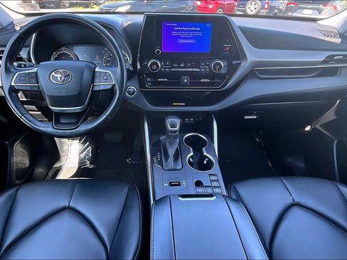 Used 2023 Toyota Highlander XLE AWD/4WD image 14