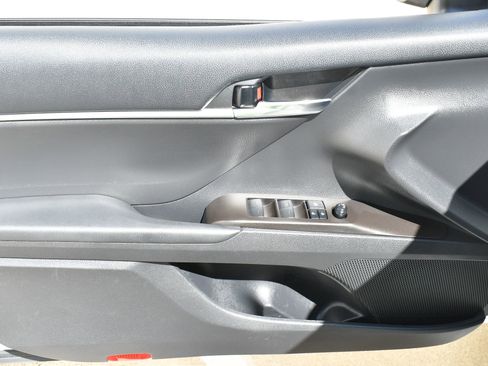 Used 2022 Toyota Camry SE FWD image 11