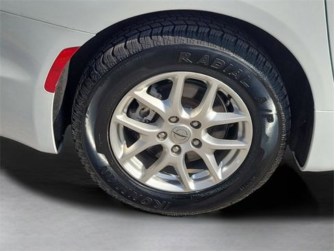 Used 2024 Chrysler Pacifica Touring-L image 5