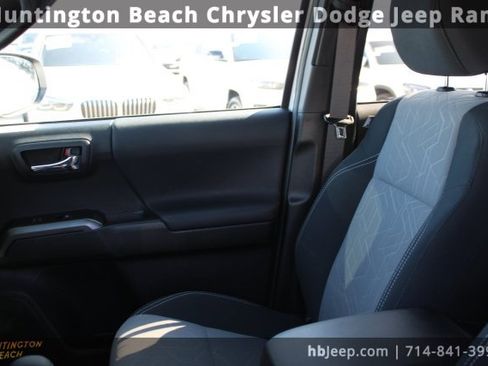 Used 2022 Toyota Tacoma TRD Sport image 32