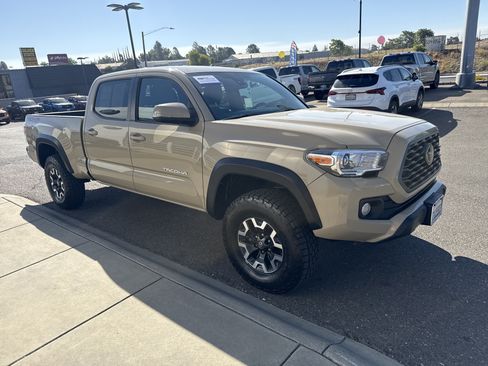 Used 2020 Toyota Tacoma TRD Off-Road AWD/4WD image 7