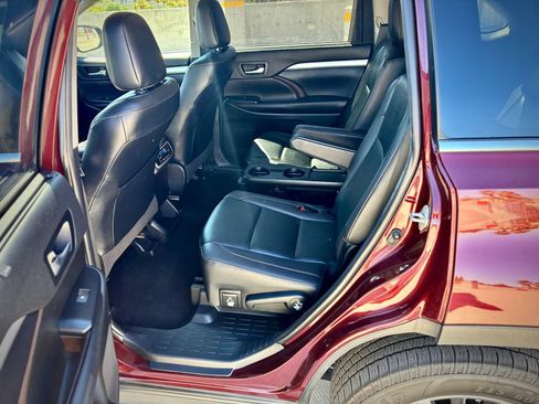 Used 2019 Toyota Highlander XLE FWD image 24
