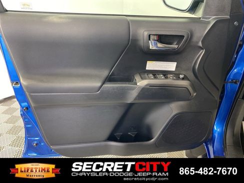 Used 2018 Toyota Tacoma TRD Off-Road AWD/4WD image 12