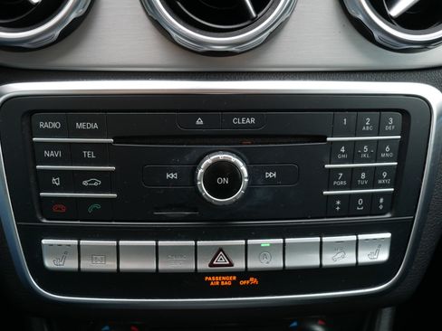 Used 2018 Mercedes-Benz GLA 250 4MATIC image 32