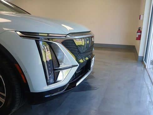 Certified 2024 Cadillac Lyriq Luxury AWD/4WD image 6