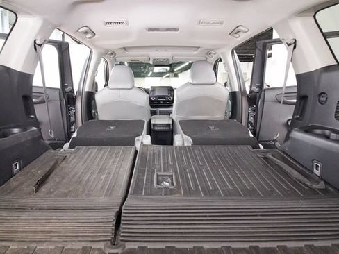 Used 2021 Toyota Highlander XLE AWD/4WD image 26