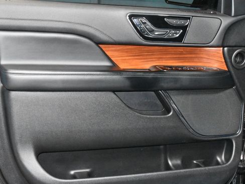 Used 2019 Lincoln Navigator Reserve AWD/4WD image 4