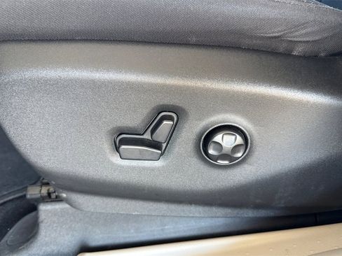 Used 2020 Chrysler Pacifica Touring image 17