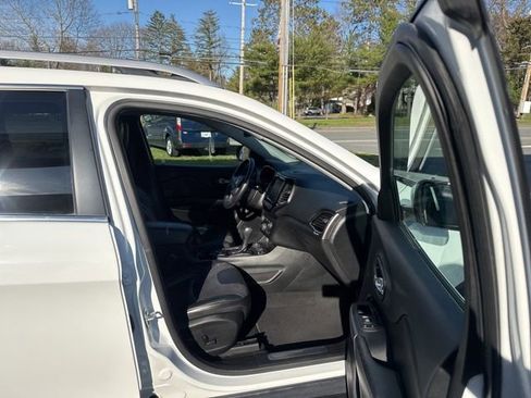 Used 2019 Jeep Cherokee Limited image 19