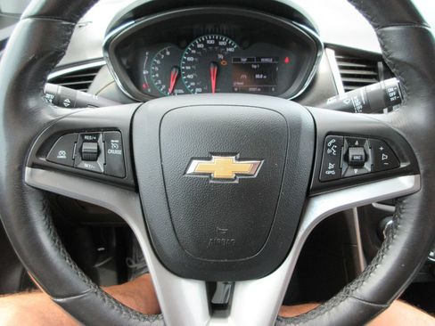 Used 2019 Chevrolet Trax LT w/ LT Convenience Package FWD image 23