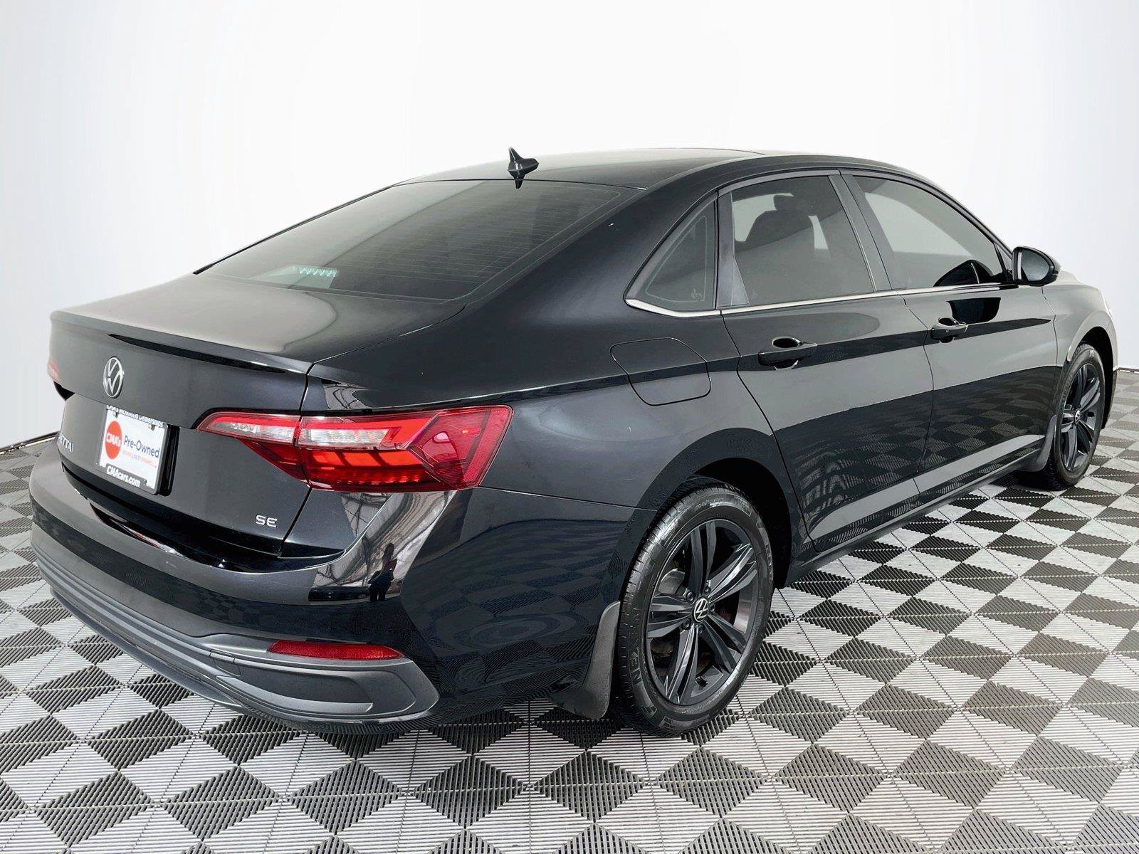 Used 2024 Volkswagen Jetta SE FWD image 9