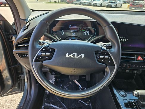 Used 2023 Kia Niro EX FWD image 25