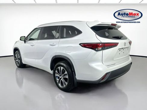 Used 2023 Toyota Highlander XLE AWD/4WD image 6