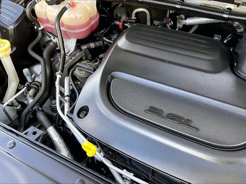 Certified 2024 Chrysler Pacifica Touring-L FWD image 32