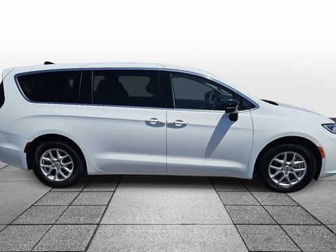 Used 2024 Chrysler Pacifica Touring-L FWD image 4